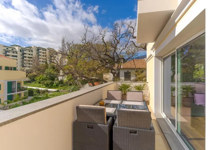 Q.Vitoria Penthouse, By Pausa Holiday Rentals * フンシャル